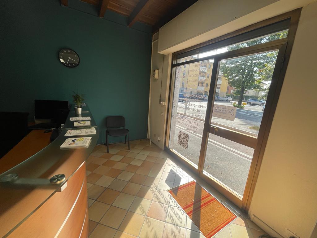 Bancone accoglienza clienti - Agenzia Oasis Pratiche Auto Treviglio aperta dal lunedì al sabato